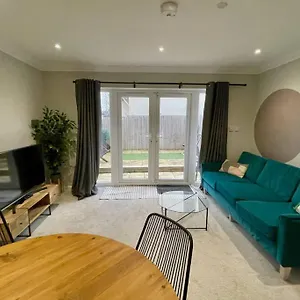 Apartment Stylish Modern Two Bedroom With Garden